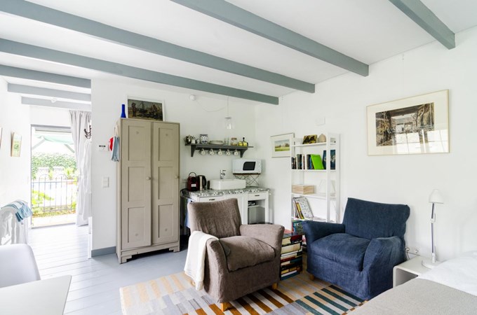 Bed and Breakfast Den Dongen (zeker een aanrader). 
(fam. Dingemans)
Grenen planken 195mm A.  
Behandeld 2x met floorpaint grijs van Woca.